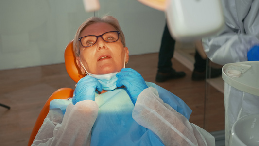 阴道岁期间用面具戴妇女面具照顾牙科健康的妇女视频