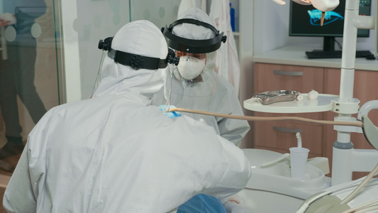 配备面罩清洗和检查病人牙齿的牙科牙医视频
