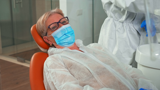 诊所科罗纳病毒期间牙痛病人的肖像视频