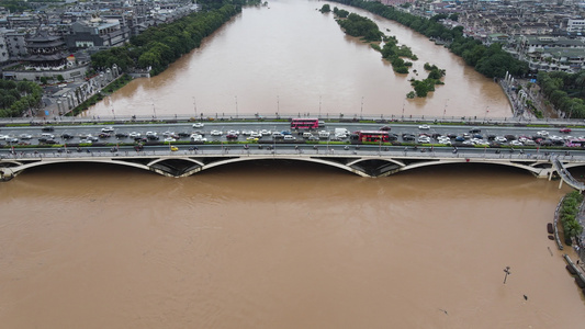 航拍高清实拍城市洪水过境桥梁交通视频