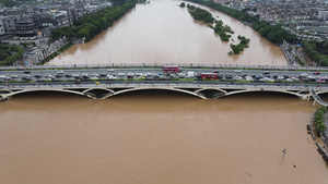 航拍高清实拍城市洪水过境桥梁交通23秒视频
