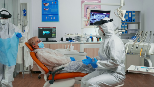 保护设备助理为病人配备牙科小管子视频