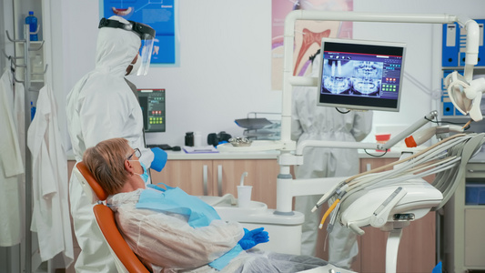 保护性防护服的口腔医生解释牙科放射科视频