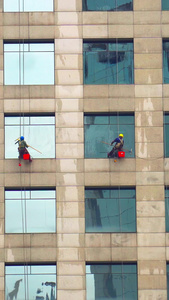 实拍城市蜘蛛侠玻璃清洗工高空作业视频素材51劳动节视频