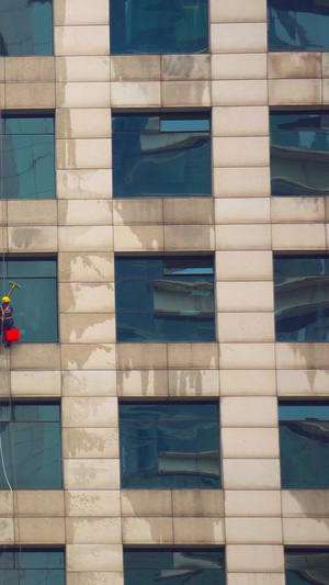 实拍城市蜘蛛侠玻璃清洗工高空作业视频素材基层工作人员44秒视频