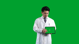 白大褂男医生展示平板电脑绿幕9秒视频