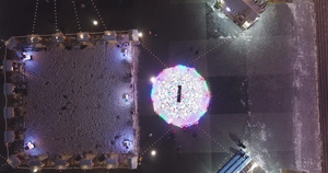 广场中间的明亮的圣诞树11秒视频