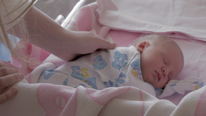 妇产医院中正在睡觉的新生儿23秒视频
