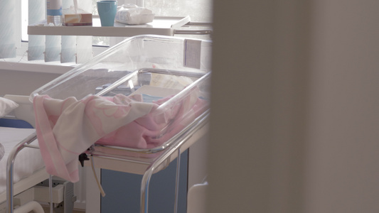 妇产医院中接近睡眠母亲的婴儿贝斯尼特视频