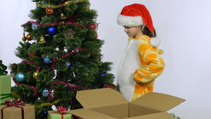 心烦意乱的女孩不想在新年结束后从圣诞树上取下圣诞玩具25秒视频