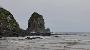 在食人湾附近的岩石形成中撞击到巨浪9秒视频