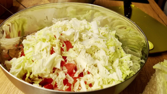 观察盐如何倒入蔬菜光色沙拉健康饮食视频