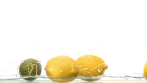 新鲜柠檬掉入水中15秒视频