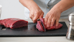 切碎牛肉在切削板上18秒视频