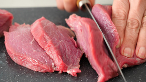 切碎牛肉在切削板上26秒视频