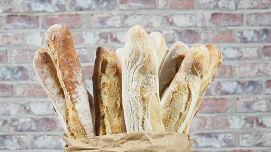 纸袋中许多法国面包包面包轮用视频