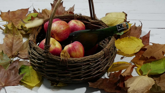秋叶篮子里有一瓶苹果和苹果视频