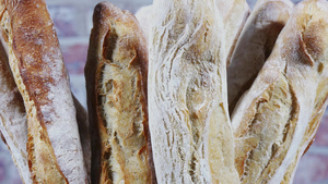 许多法国面包卷饼轮流制成32秒视频