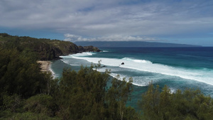 航拍飞过夏威夷的海边29秒视频