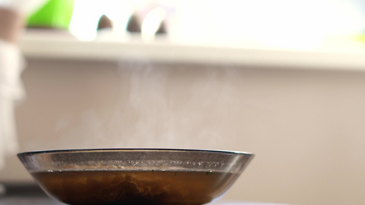 蒸汽从盘子里冒出来热熟的盘子特制视频