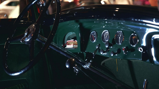 绿色古型汽车仪表板和方向盘视图视频