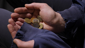 穷人乞讨硬币落在手中贫困贫困落硬币欧元上可怜的手特写10秒视频