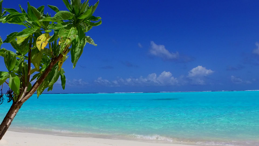 水蓝色水和靠近波浪的白色沙滩背景的热带泻湖海滩旅行视频