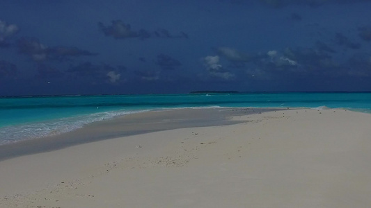 以海平面上的蓝海和棕榈附近的白沙背景为例的海滨假日视频