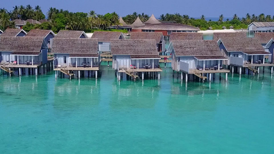 度假村附近蓝海白沙背景的豪华度假村海滩航行空荡荡的视频