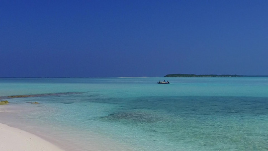 浅海和珊瑚礁附近的白沙本背景的热带浪漫天空热带旅游视频