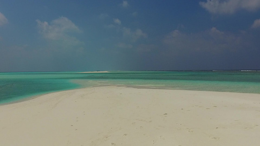 以透明的海洋在海滨航行近冲浪时有白色沙子背景的白沙视频