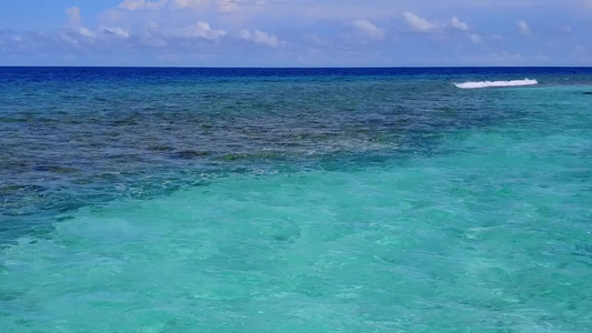 阳光明媚的美丽海岸海滩断岸之旅由蓝色环礁湖和接近冲浪视频