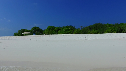 在棕榈附近有白色沙子背景的蓝海中空出旅游外来海岸线视频