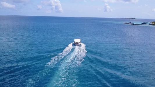 清晨海滨海滩航行的空旷景色沿蓝绿海航行阳光下有白沙视频