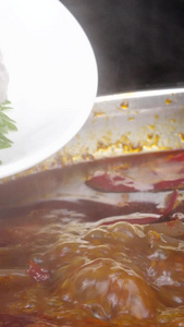 火锅红油火锅沸腾的火锅虾滑下虾滑涮菜视频
