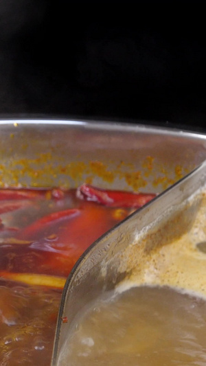 火锅红油火锅沸腾的火锅虾滑下虾滑涮菜16秒视频