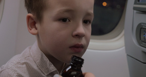 儿童在飞机上吃药16秒视频