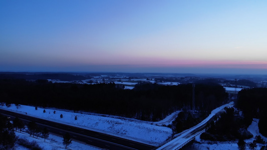 美丽的法国雪乡自然夜蓝光美丽的雪国日出法国西部雪下视频