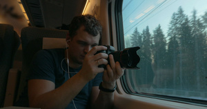 火车上的人手储在火车上听音乐和录制录像29秒视频
