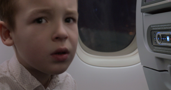 儿童在飞机上拒绝服药视频