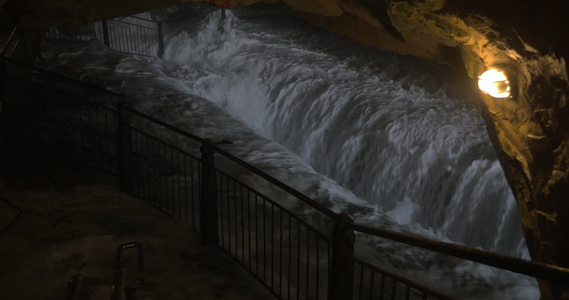 高低的潮水在大海山洞穴视频