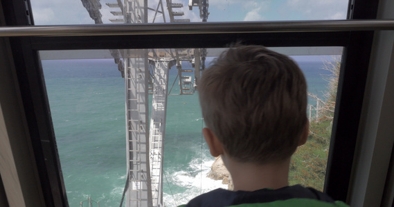 男孩看着海洋从移动滑轮在roshhanikra视频