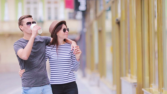 浪漫的情侣一起走在欧洲快乐的恋人享受着名地标的城市视频