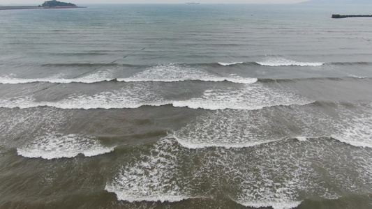 航拍海边沙滩海浪视频