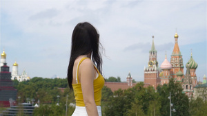 欧洲城市快乐的年轻城市女性32秒视频