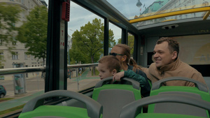 乘坐双层公共汽车旅行的游客家庭35秒视频