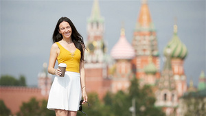 快乐的年轻城市妇女喝咖啡在欧洲城市17秒视频