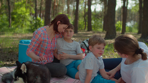 夏季家庭露营度假期间两个妈妈和两个儿子21秒视频