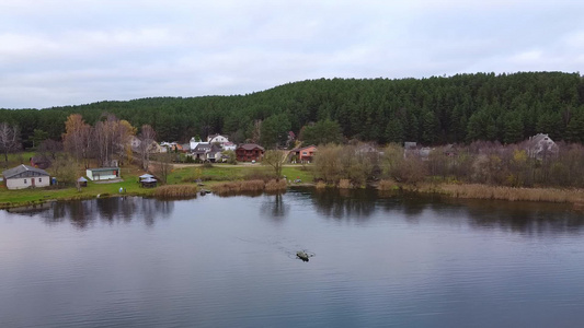 湖和绿林及房屋的美丽空中风景视频