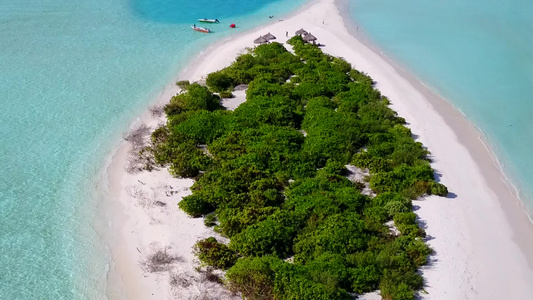 靠近沙洲的蓝绿色海洋与白沙背景的美丽海岸海滩时间全景视频